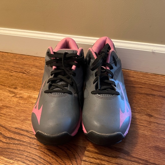 Mizuno grey and pink soft ground turf cleats.
#sports #athletics #sneakers - Picture 2 of 4